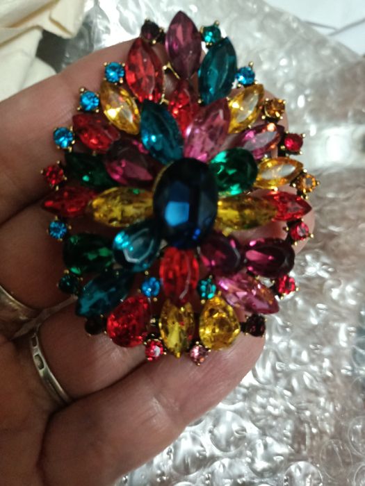 Броши  яркие бренд Шанель и т.д  в отл сост