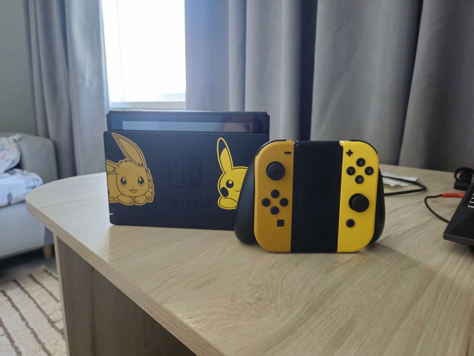 Nintendo switch Pikachu & Eevee edition