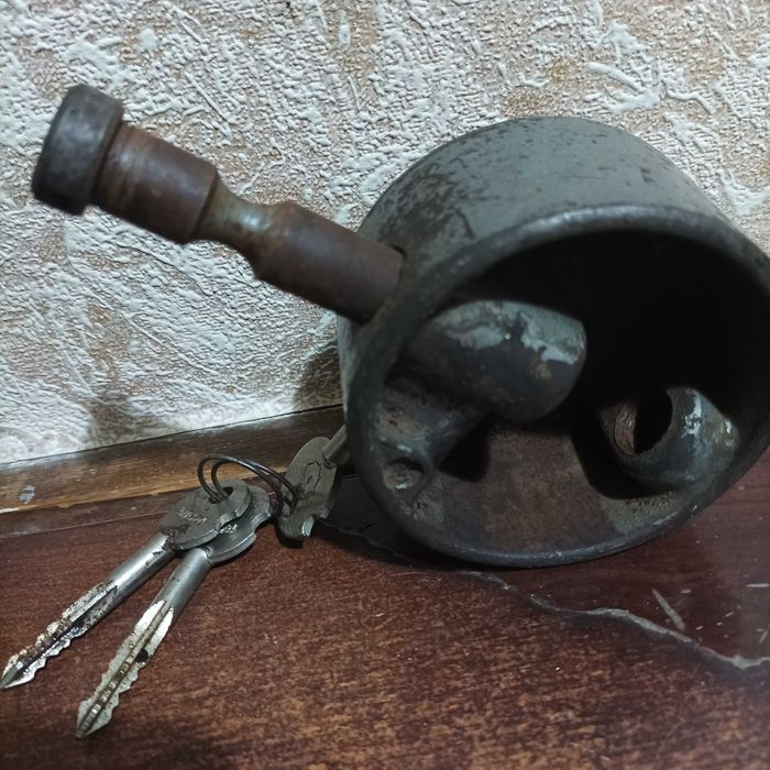 Задвижка , Замок фанера 2,35* 1,30*1cм, лампа доводчик