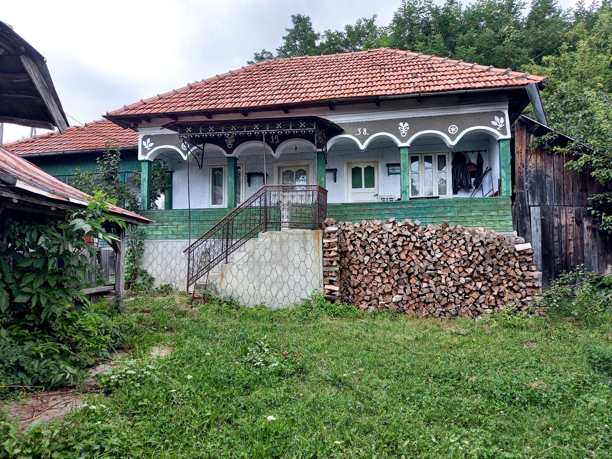 Casa bătrânească de vânzare