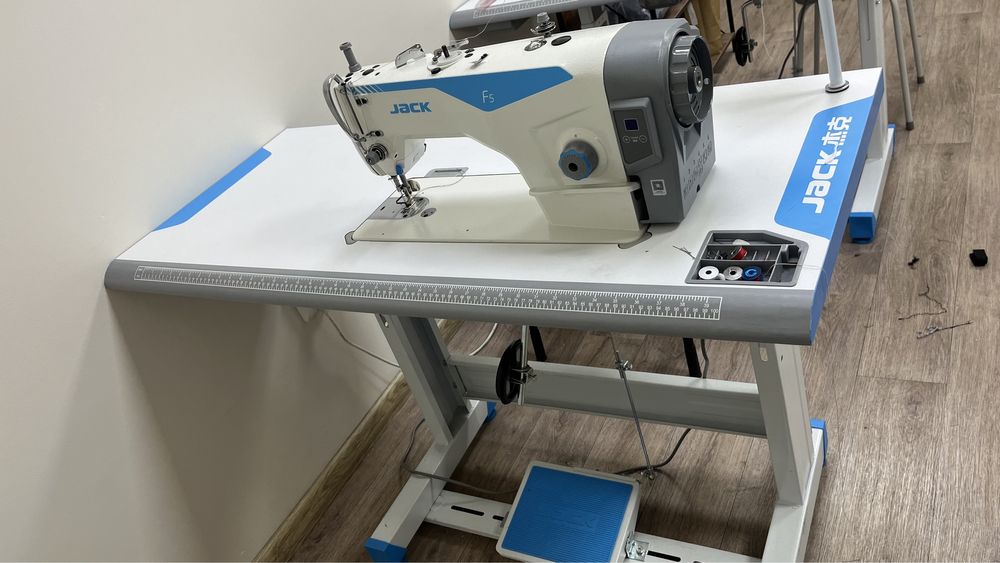 Продается промышленная швейная машинка Jack f5