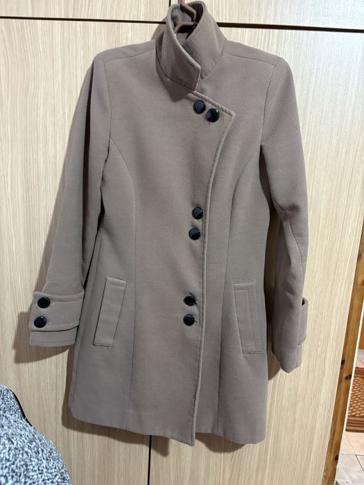 Зимно палто в кафяво с черни копчета