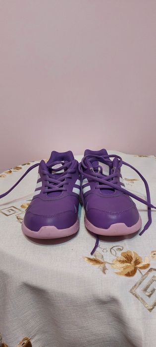 Дамски маратонки адидас. Чисто нови. С кутия.