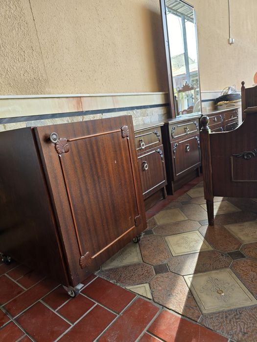 Мебель сотилади хамма жойи бутун, ишлатиш мумкин.