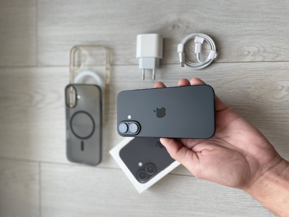 • Iphone 16 black  •  BATERIE 100% •