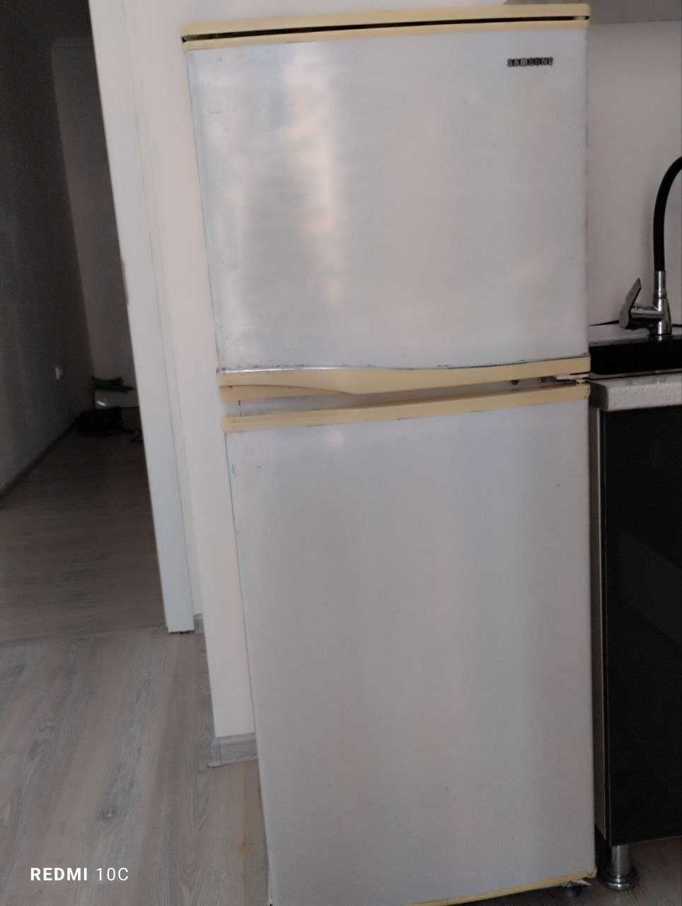 Xolodilnik Samsung. 2 kamera.  IDEAL ISHLAYDI.