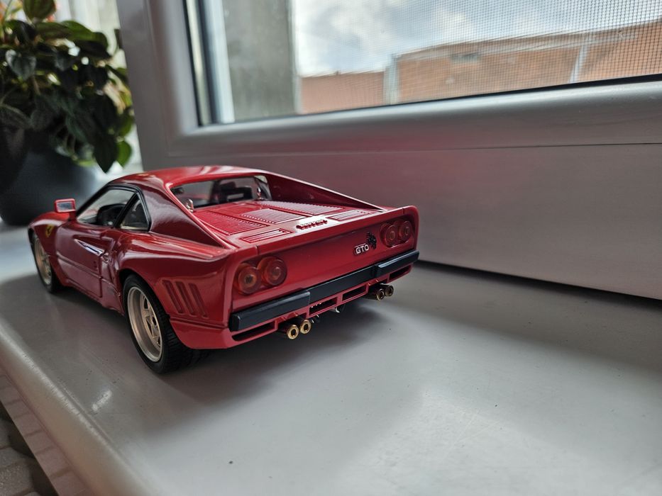 Hotwheels Ferrari 288 gto 1/18