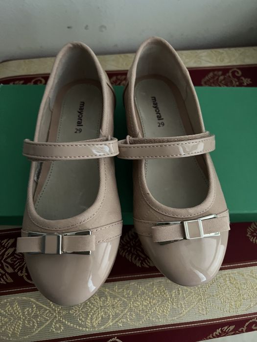 Продам туфельки для девочки в отличном состоянии, цвет бежевый