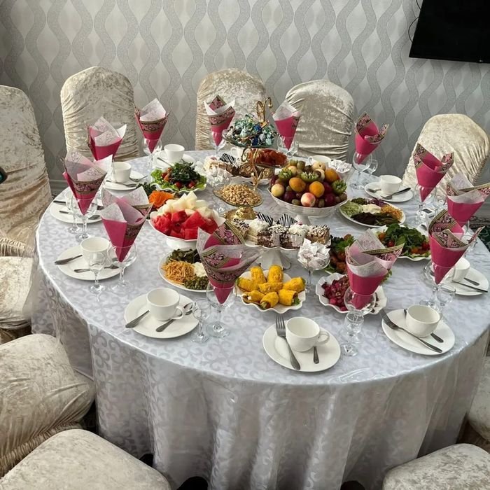 Аренда стол стулья с посудой