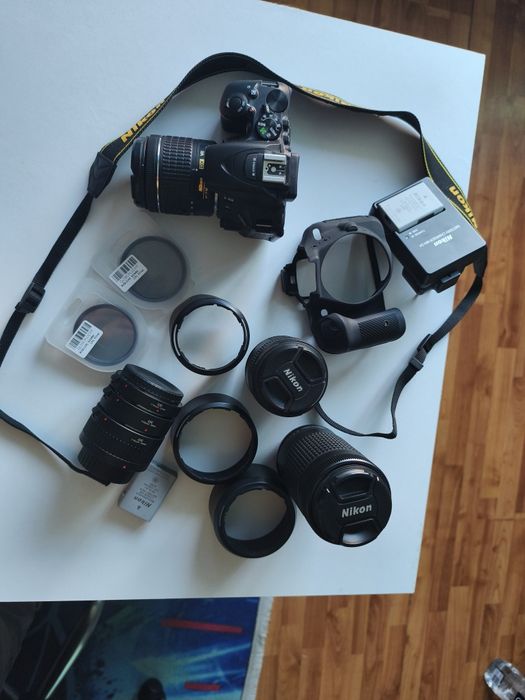 Vând nikon D5600 folosit puțin că nou plus obiective și accesorii