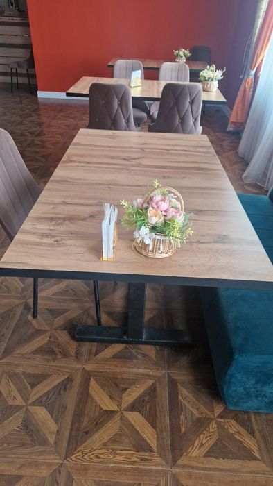 Продам стол для столовой и кафе и диван