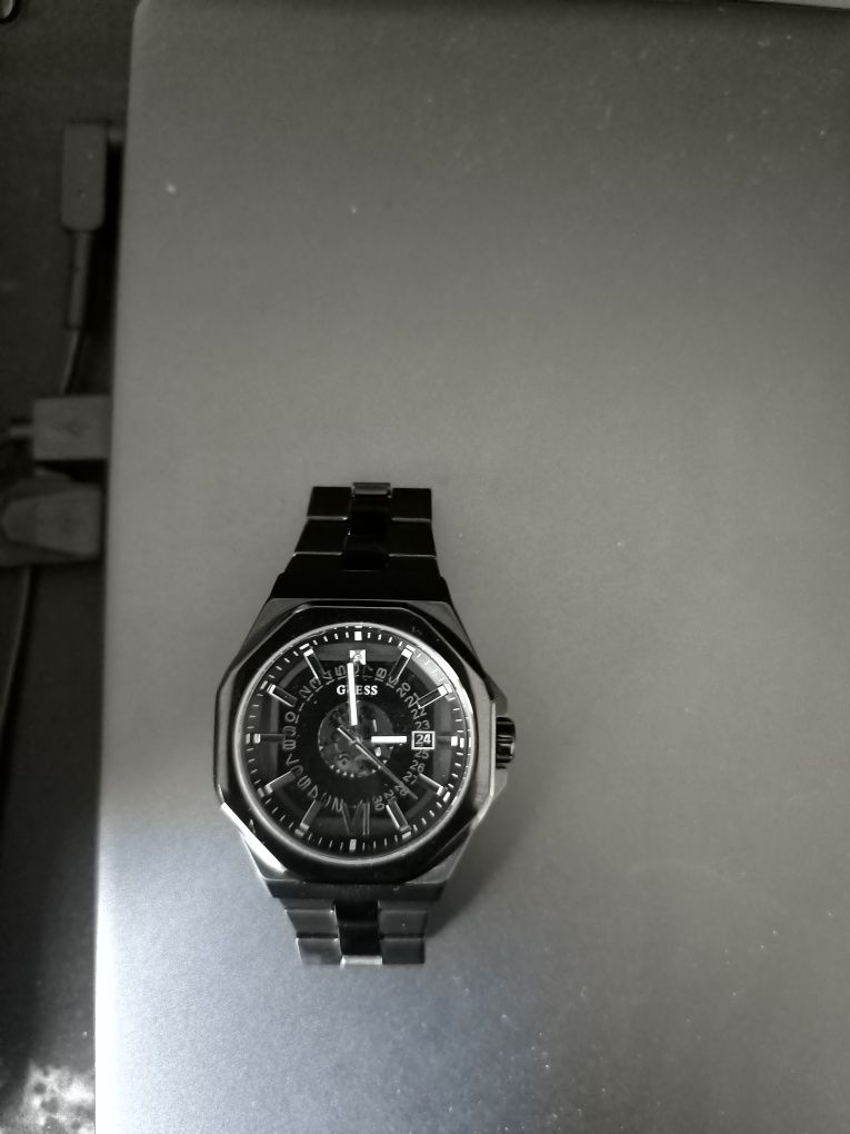 Часовник "Guess"