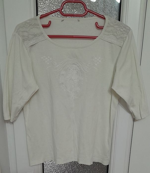 Vînd 3 tricouri și 2 maieuri damă