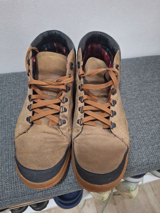 Vând ghete uzate din piele întoarsă.