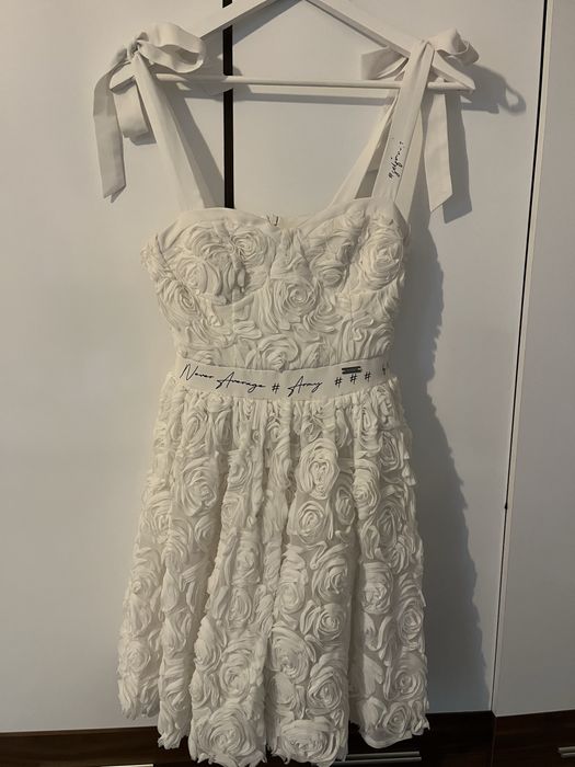 Рокля Alessa с фигурен силует и стилна визия