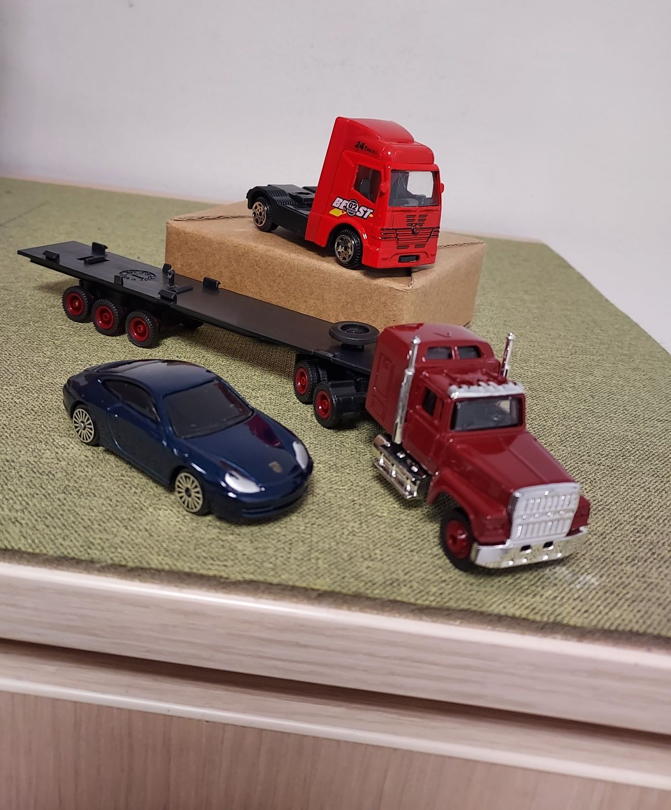 Macheta camion Ford+Mercedes B+remorca+masinuta Porsche-Maisto-jucarii