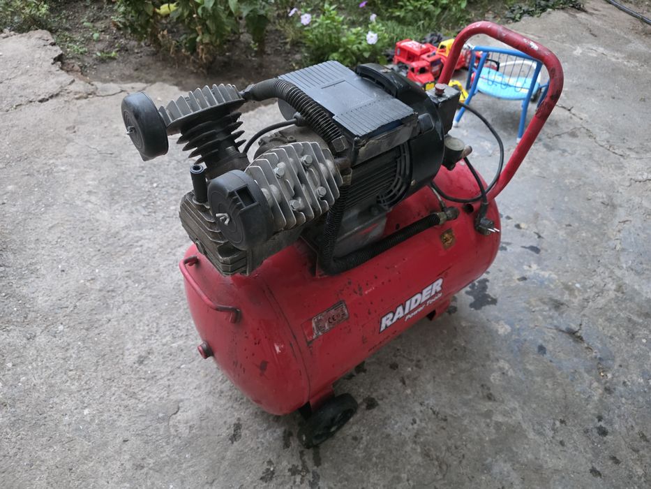 Компресор Raider 100л.