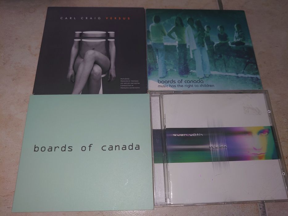 CD uri cu muzică electronică, drum & bass, techno
