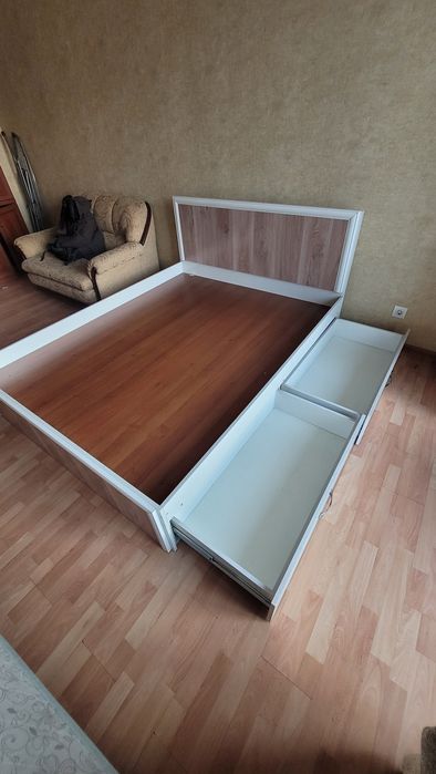 Двуспальная кровать с отсеками для хранения