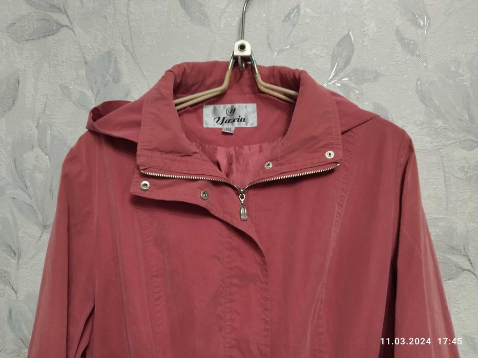 Ветровка, размер 48.