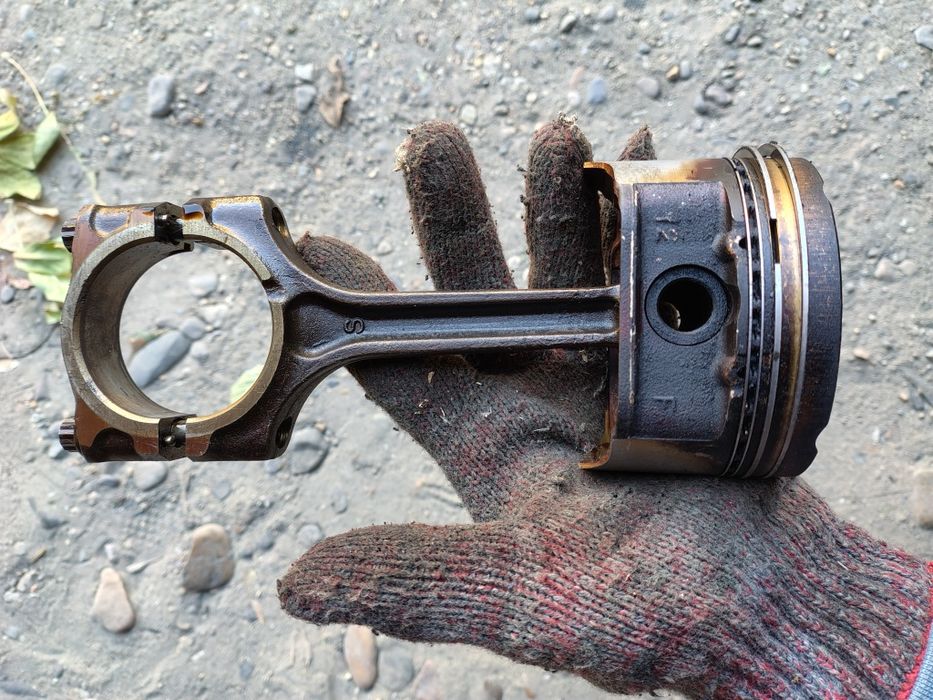 Шатун+поршень mazda 626 птичка