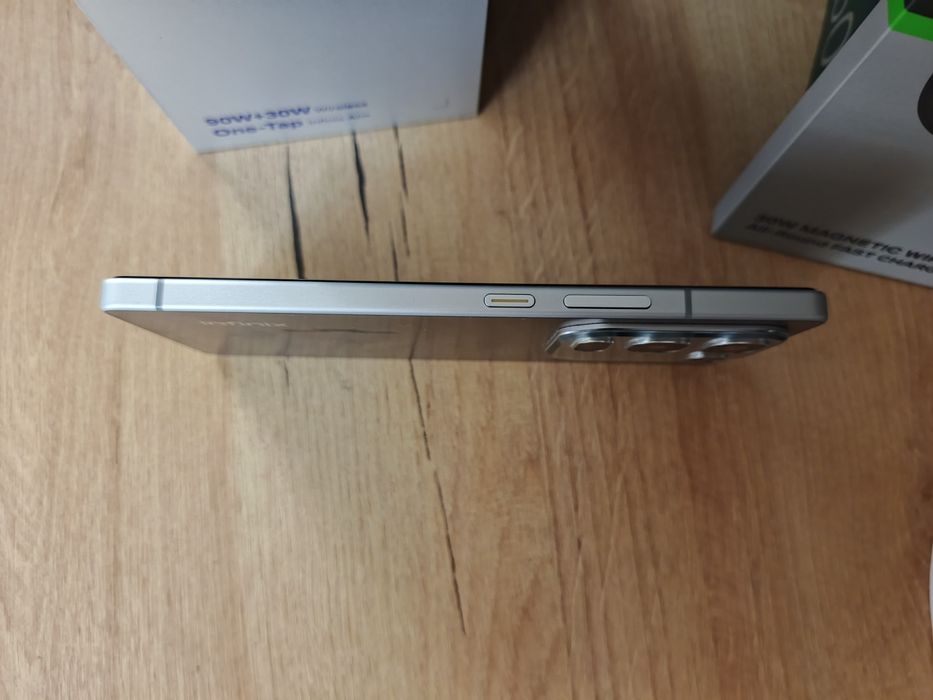 NOTE 50 PRO сотилади холати янги gift books билан. Официальный товар