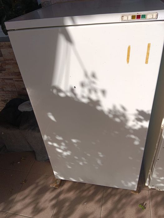 Vând congelator cu 5 sertare și un frigider