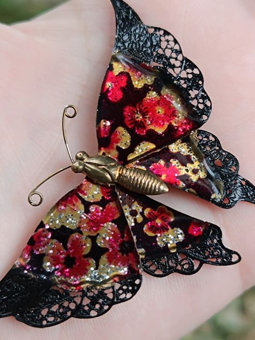 Brosa vintage fluture filigran cu email și flori roz