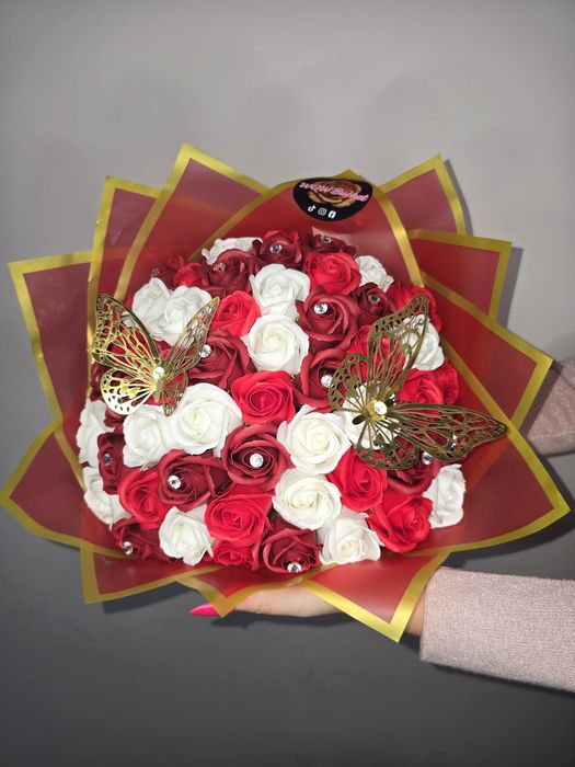 Buchet 51 de trandafiri de sapun cu fluturasi si diamante in trandafir