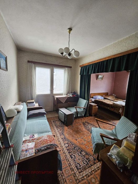 Парцел с къща в гр.София, кв. Хаджи Димитър