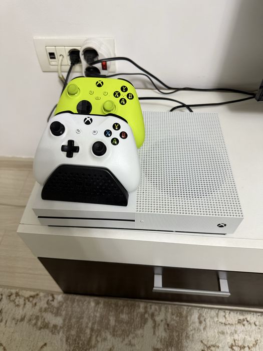 Xbox one S 1Tb, 2 controlere