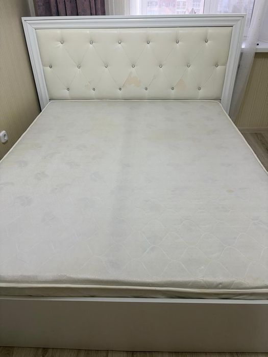 Продам двуспальнюю кровать два больших вместительных шкафа