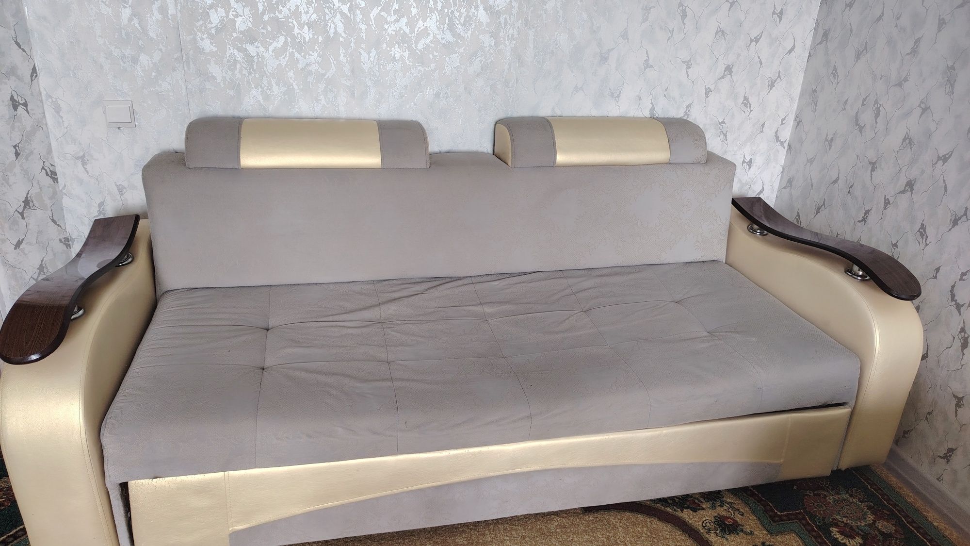Продам диван с креслами