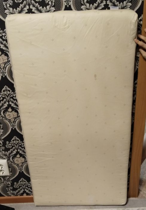 Продам  матрас на детскую кровать