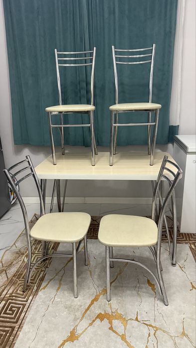 Стол со стульями