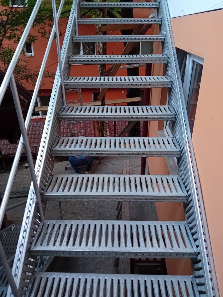 Scară metalică zincata cu 2 balustrade