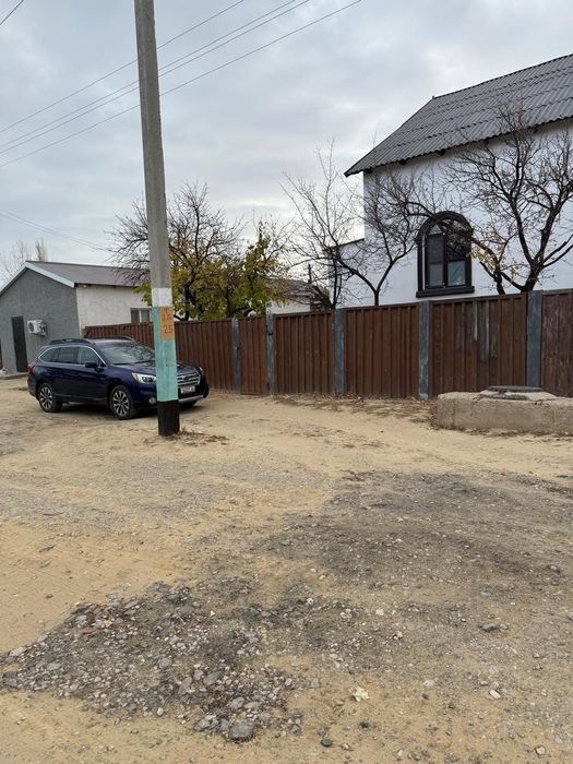 Продает дом вдоль дороги