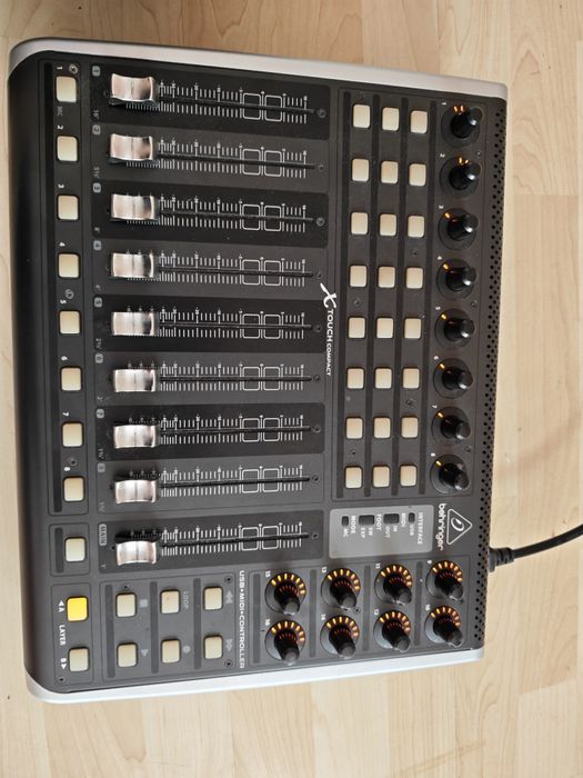 Midi контролер Behringer Xtouch Compact с моторизирани фейдъри