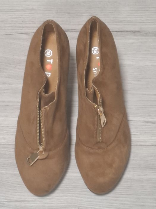 Продават са дамски сандали и обувки на топ