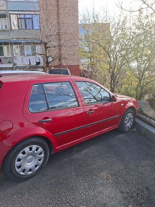 Vînd Golf 4, an 2000.