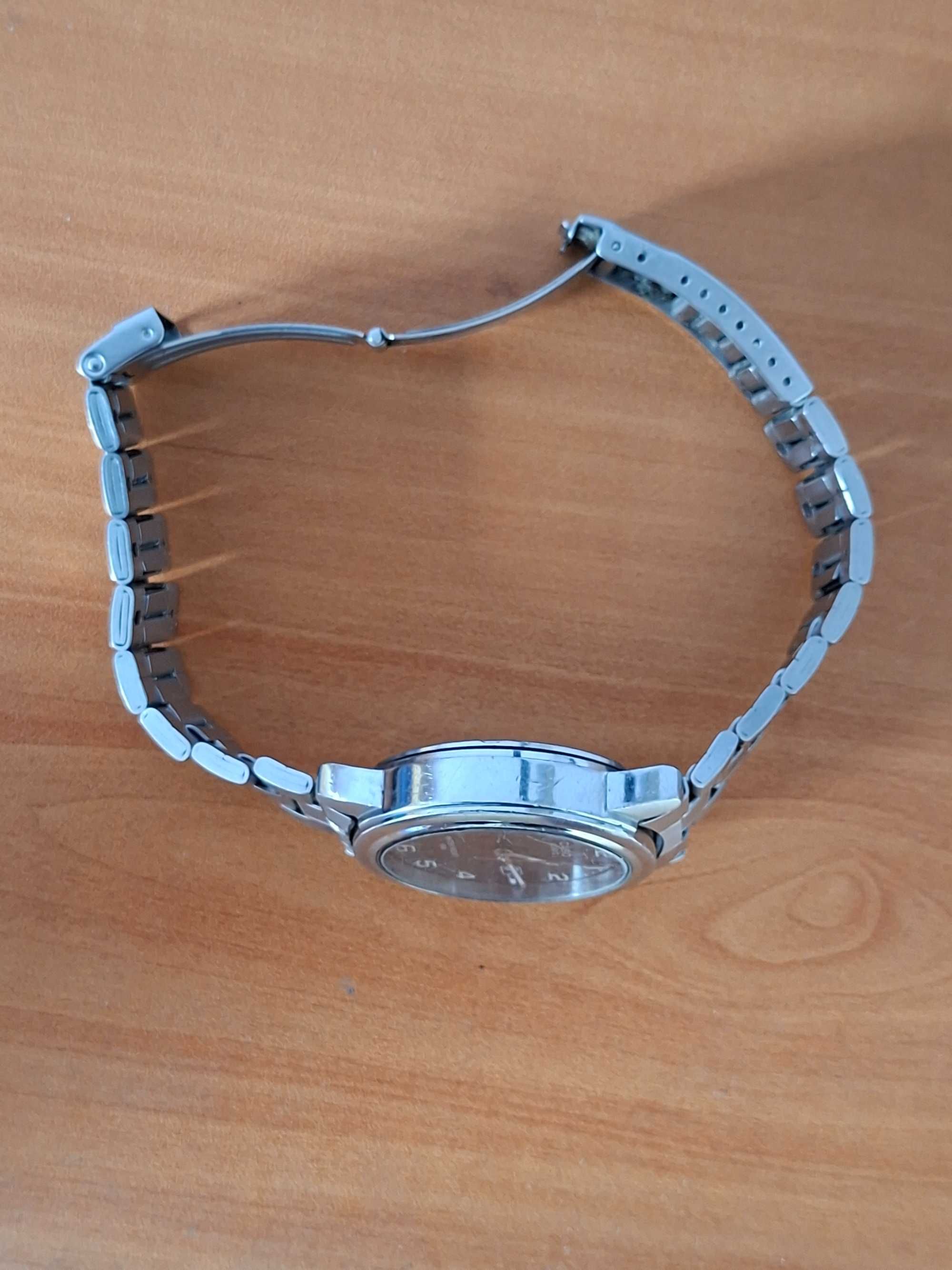 Casio мъжки часовник Collection – стилен, с метална верижка