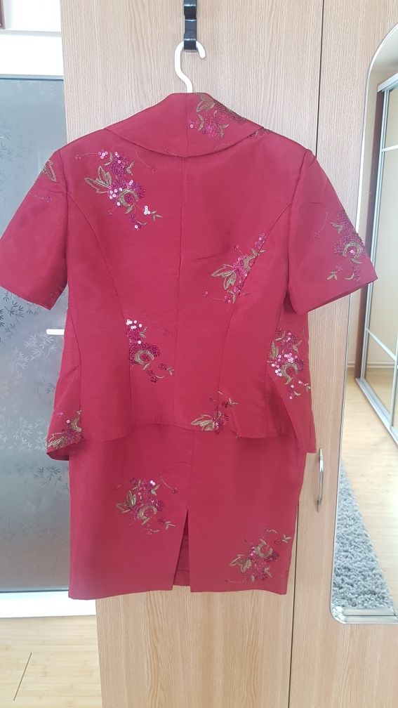 Costumaș visiniu de ocazie