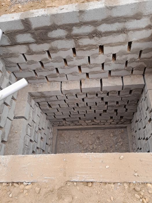 Копаем траншеи, проводим водопровод и канализацию