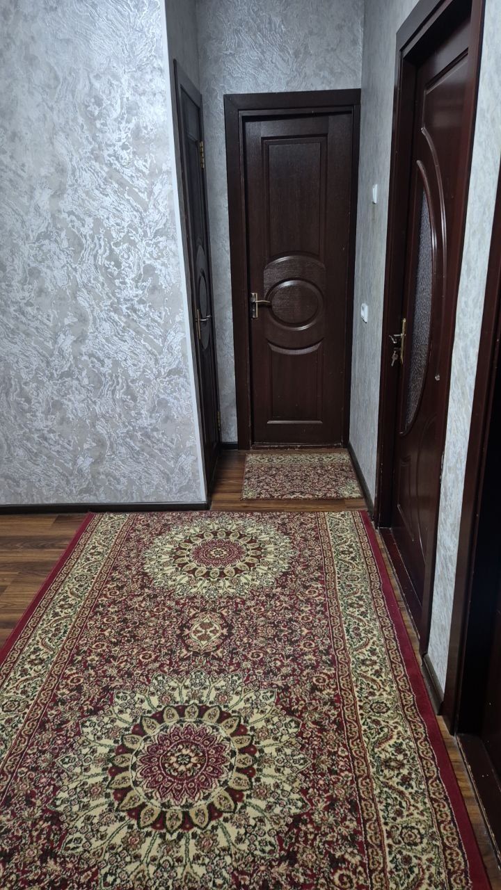 Продаётся 3х комнатная квартира г. Чирчик Троицк ориентир: Ош маркази