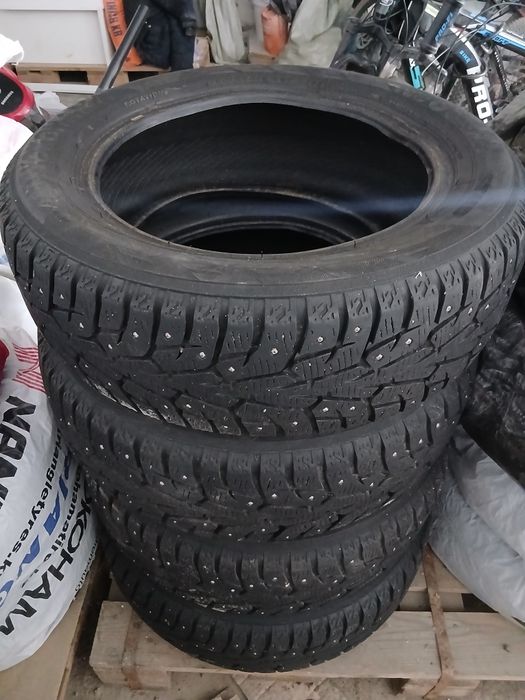 Продам шипованные шины комплекта