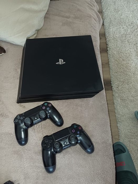 PlayStation 4 PRO + 2 manete + jocuri