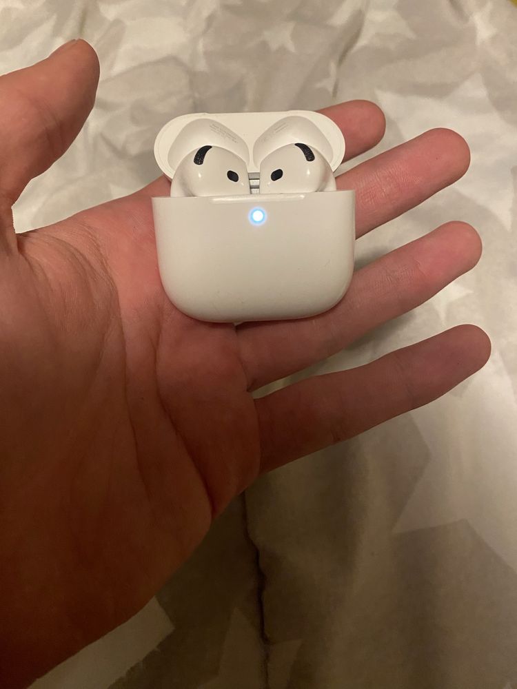 Продавам Airpods 4 ANC