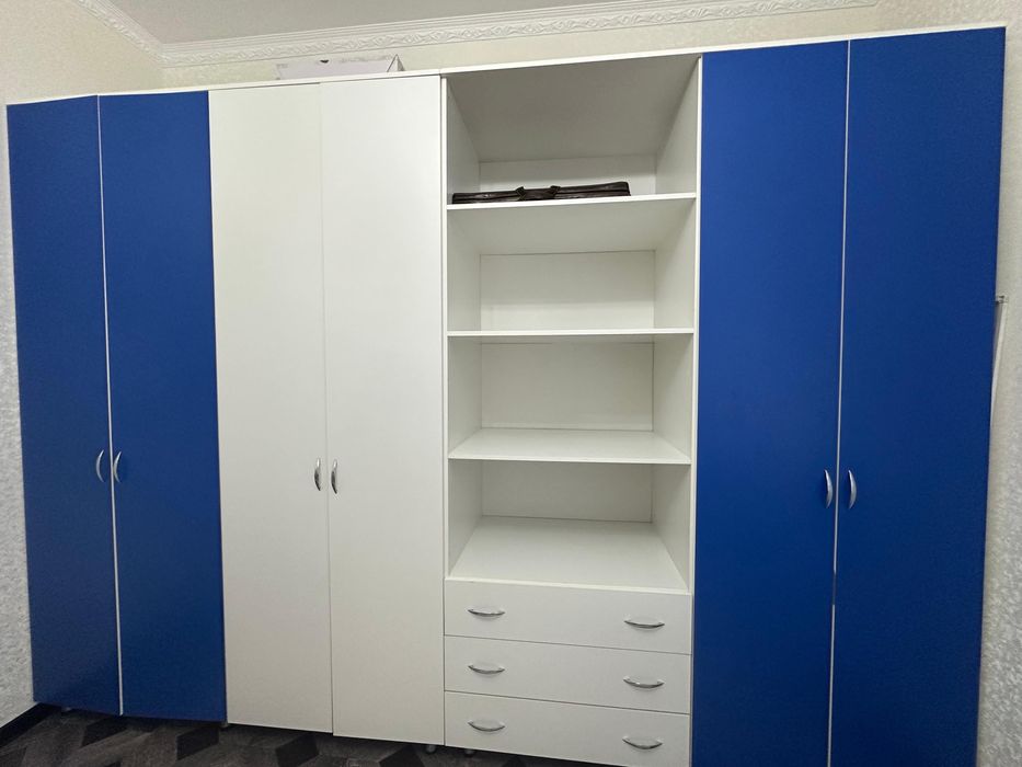 Шкаф сатылады 3.3 м высота 2.3 м