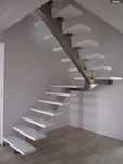 Scari metalice cu trepte din lemn