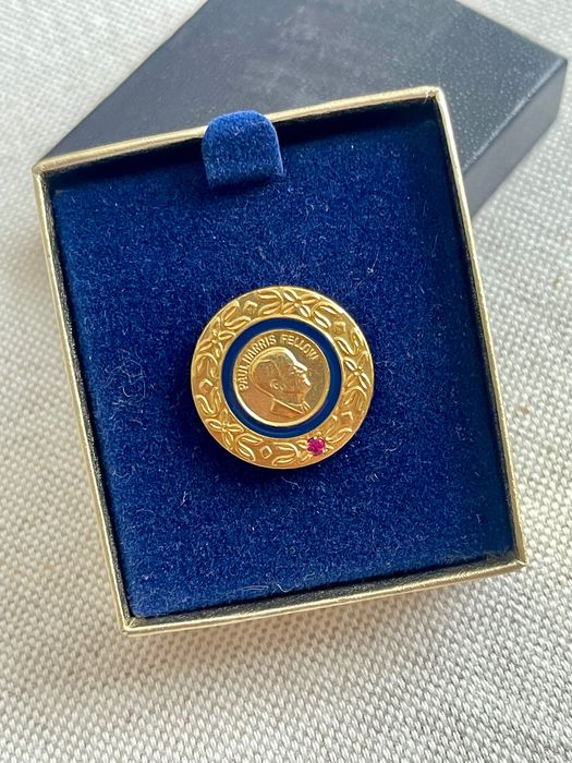 Позлатен символ със рубин Paul Harris Fellow